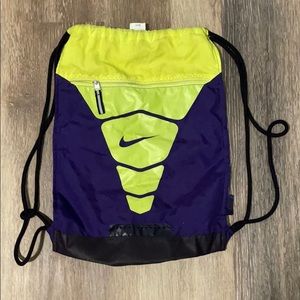 I’m selling a Nike Drawstring bag.